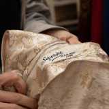 ...prodotto addirittura in un atelier di Lione, proprio come dimostra la sua etichetta. �Questo vestito da sera apparteneva a una donna che abitava in via Sparano�, ci racconta la negoziante 